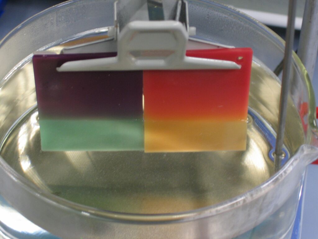Farbänderung thermochromer Materialien unter Einfluss von Wärme.